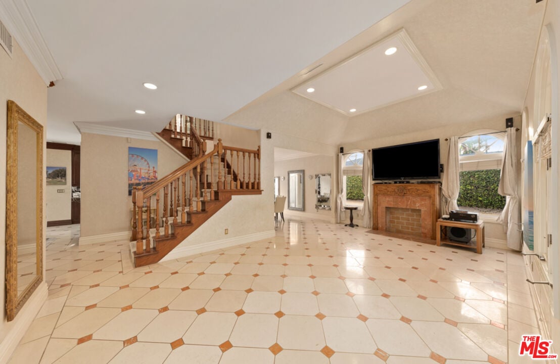 338 Entrada Dr