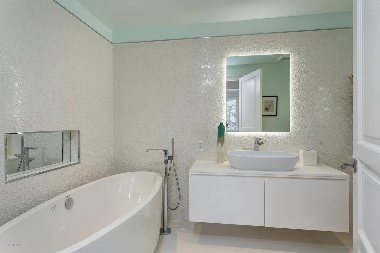 4158 Commonwealth Ave