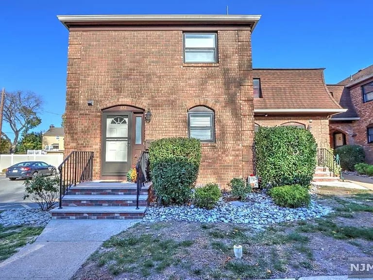 682 Bloomfield Ave