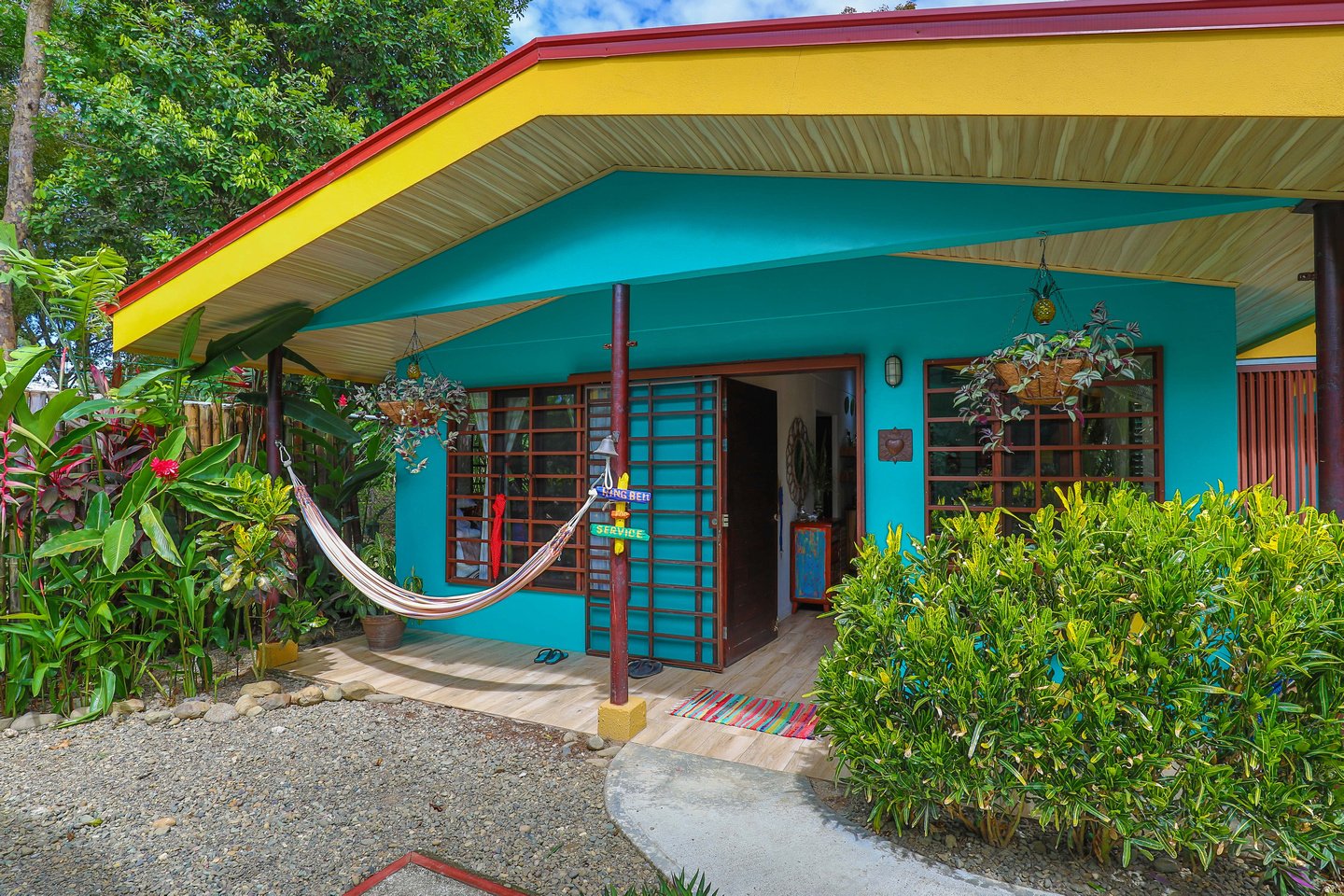 SUCCESSFUL BOUTIQUE HOTEL WITH OWNER’S HOME BY THE BEACH IN UVITA
