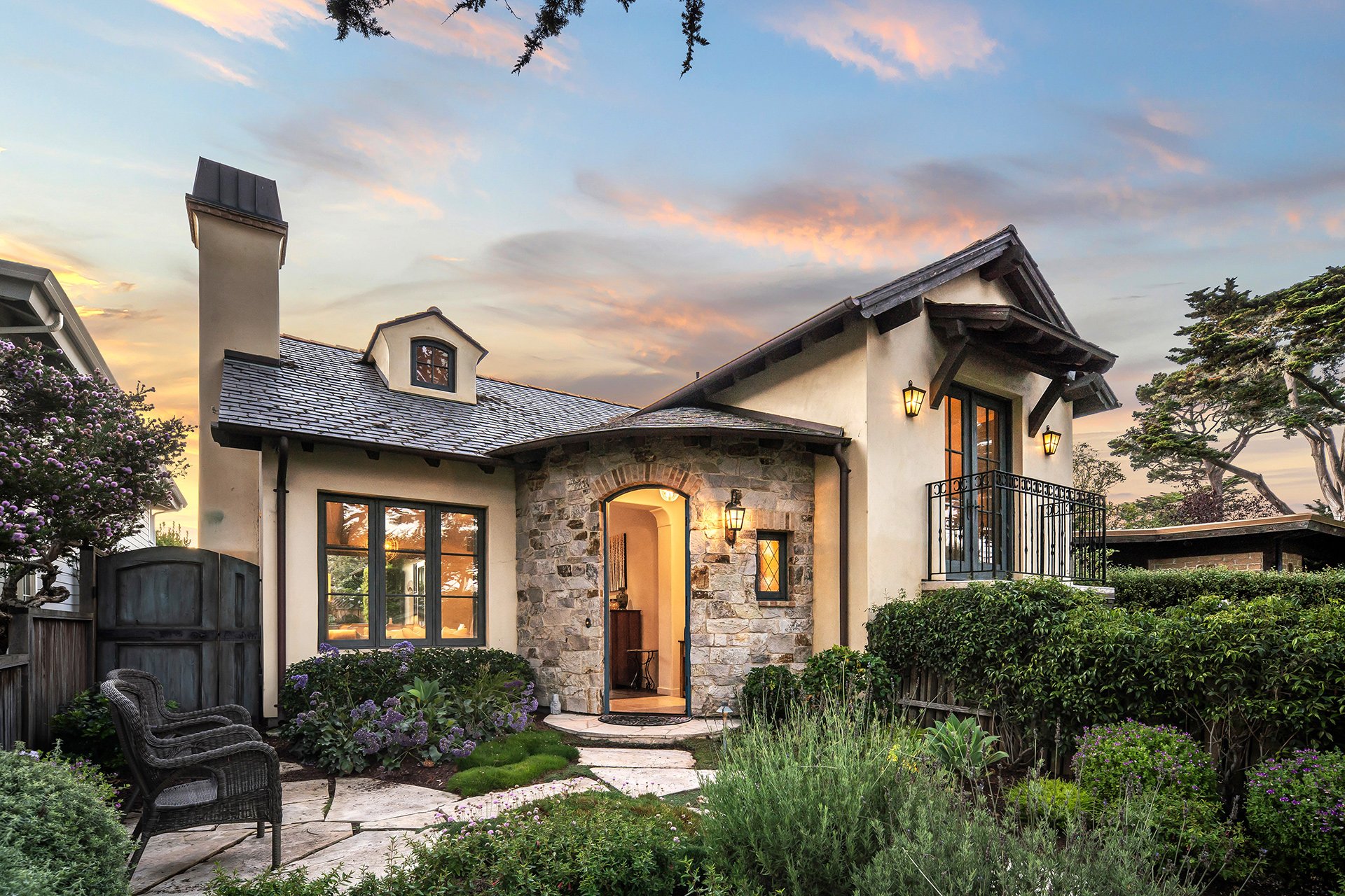 Charming Cottage on Carmel Point