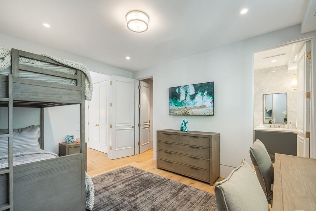 Silverreach Pavilion, N Hillcrest Rd, 90210