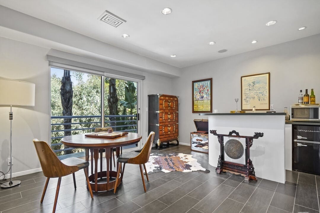 Solaris Manor, N Knoll Dr, 90068