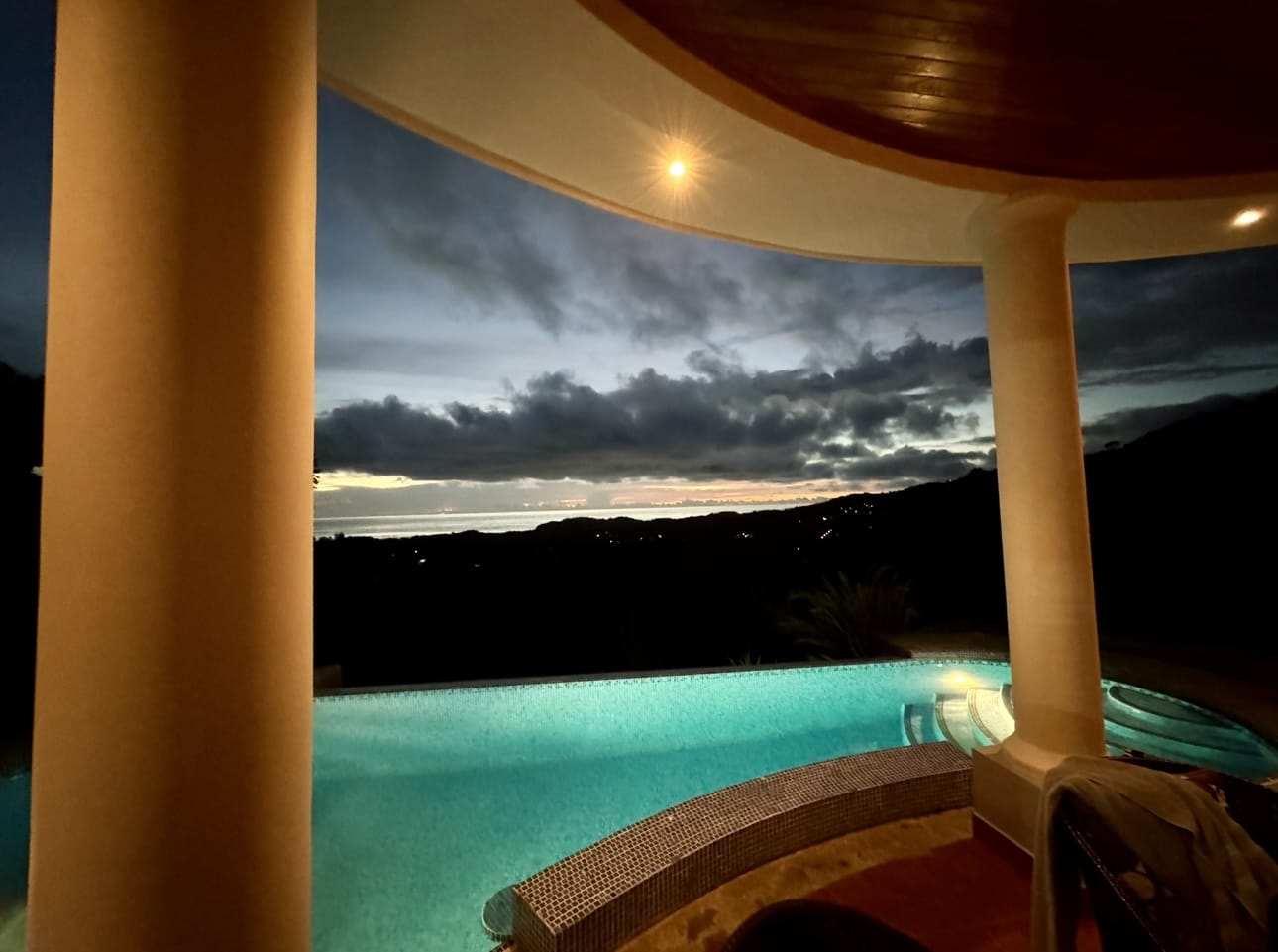 Ojochateau - Rare Ocean & Mountain View 4BR Home in Costa Rica