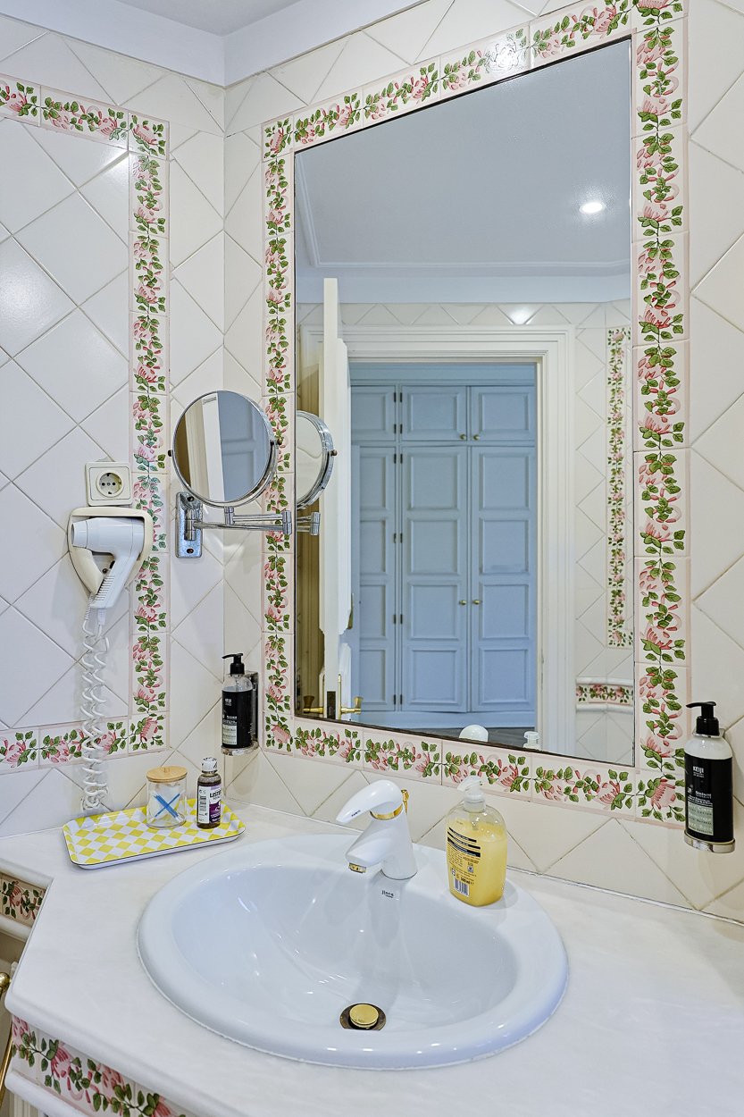 Spacious 8+2-Bedroom Villa with Pool for Rent in Cascais
