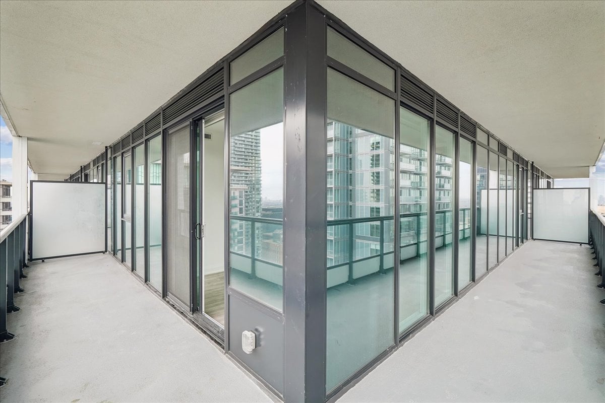 2-bedroom, 2-bathroom CORNER suite