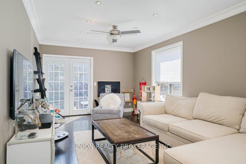 299 Cedarvale Ave, Upper