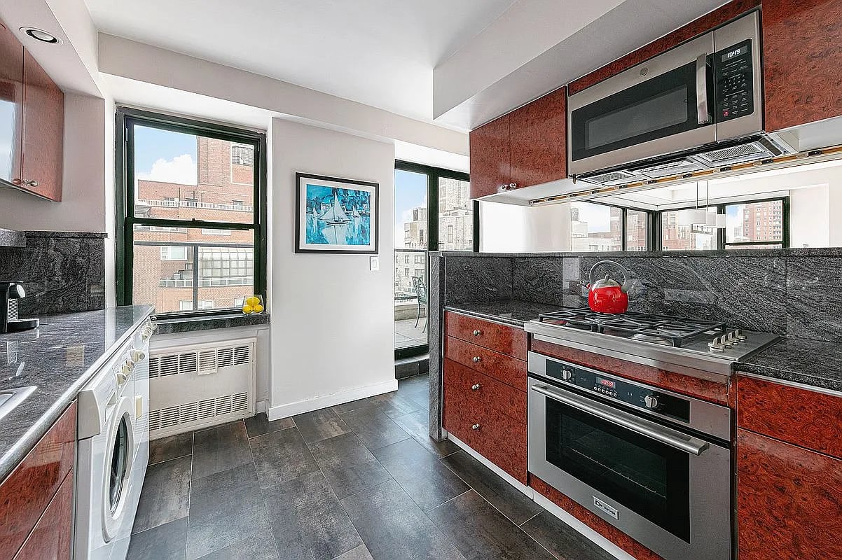 200 E 74th St #20B