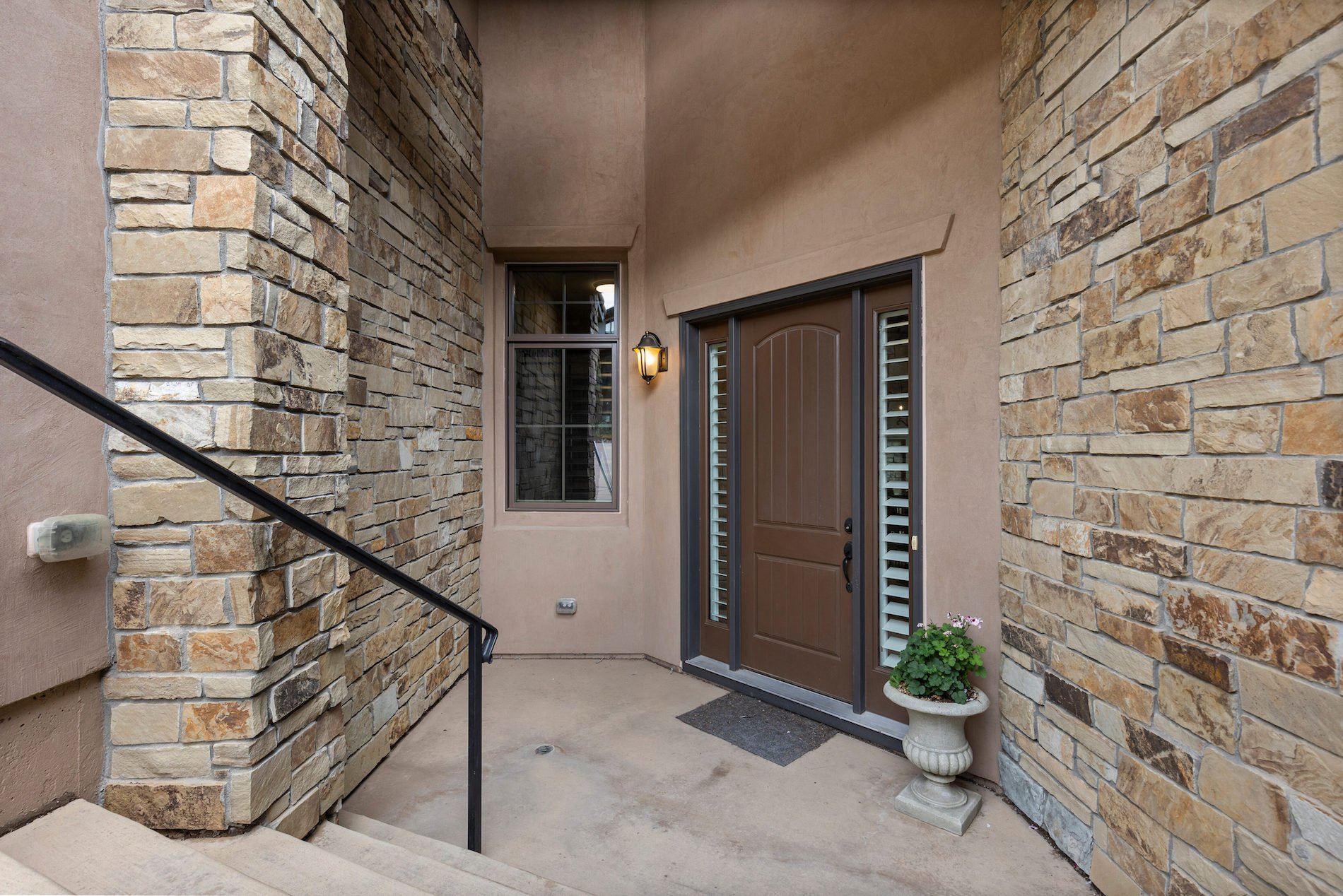 8122 Raphael Lane