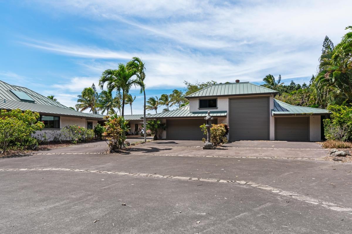 PUAKEA BAY DR - 11 ACRE ESTATE- 5 BEDROOM 6 BATHROOM RESIDENCE - RESORT STLYE POOL & SPA - $4,350,000