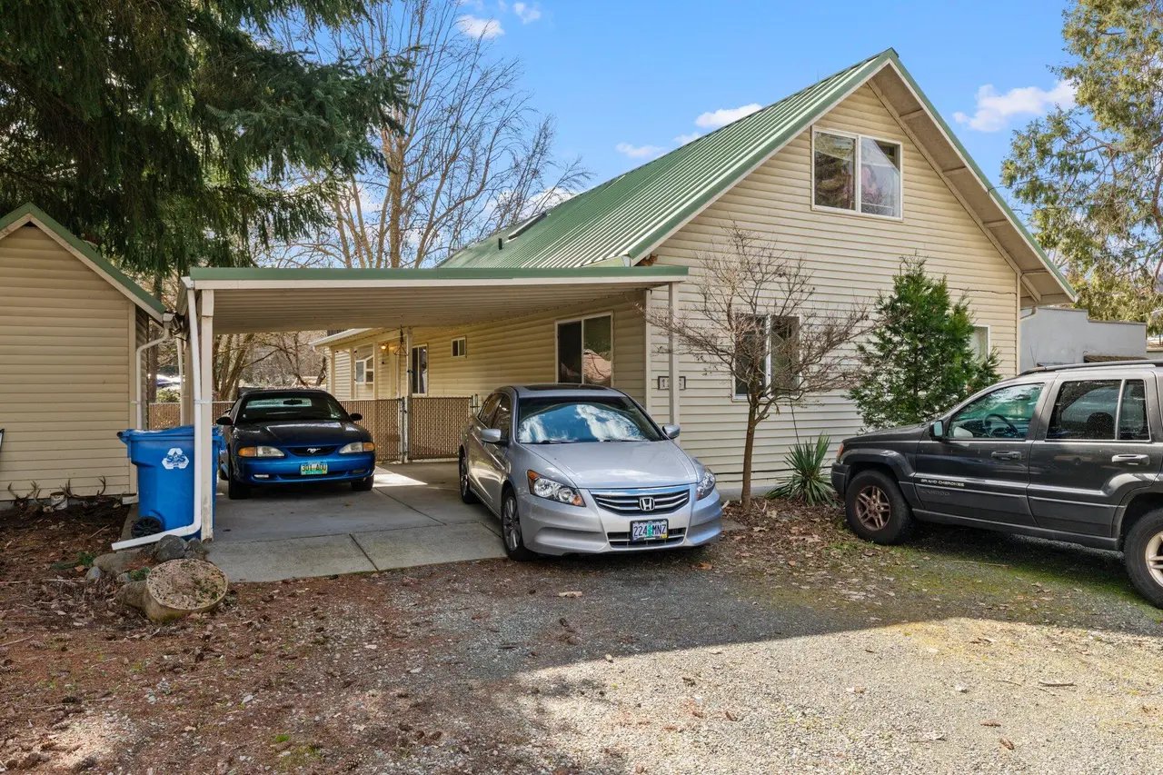 1125 Rogue River Hwy