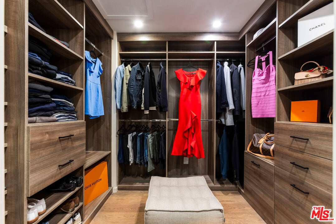 Halo Crest, Queens Rd, 90069