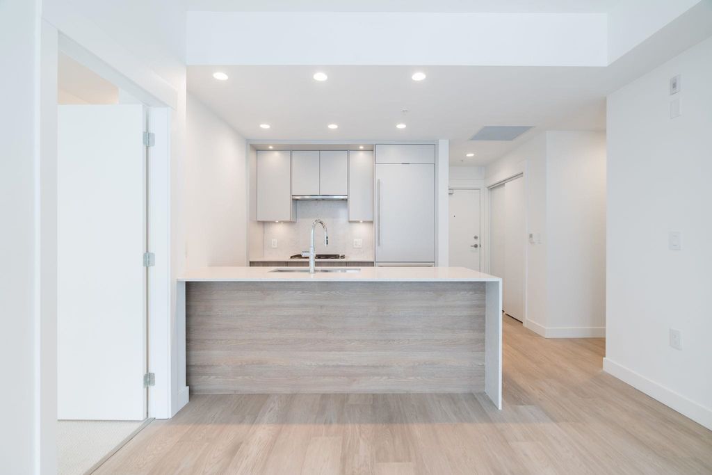 7638 Cambie St, #204