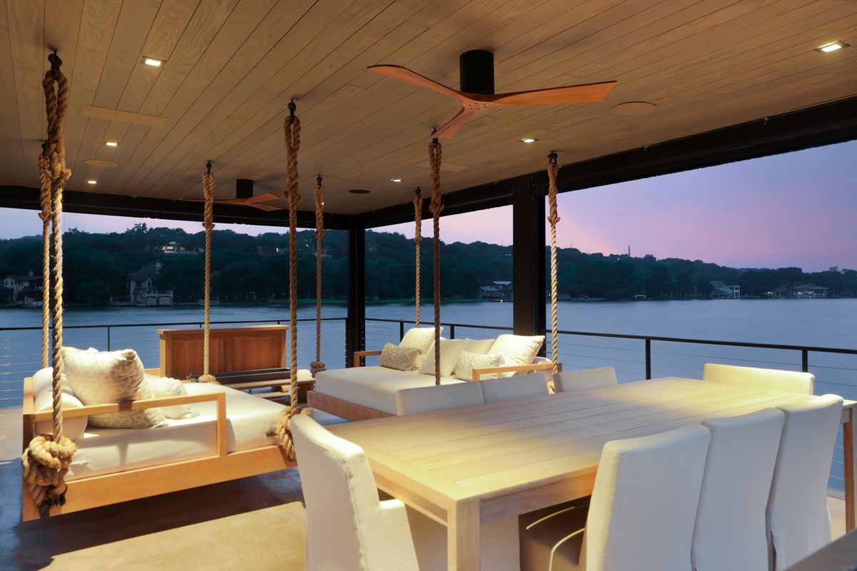 Lakeshore Elegance: A Luxurious Waterfront Retreat on Lake Austin