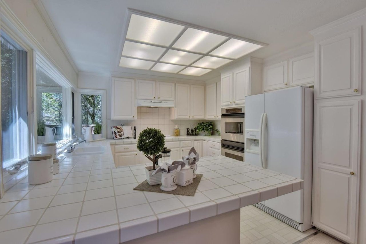 17634 Grosvenor Ct