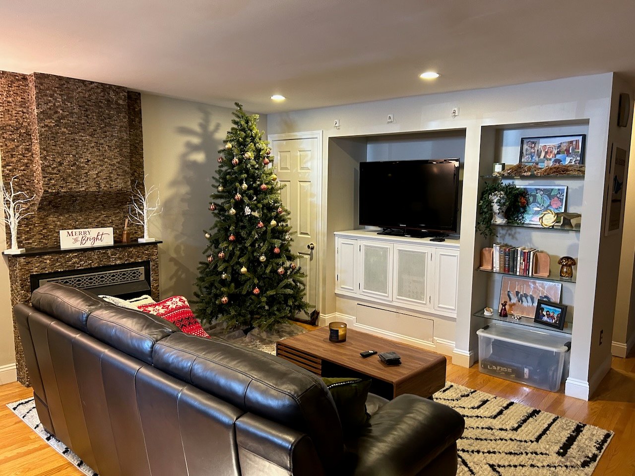Warren Avenue - Private Entry 1 bed 1 bath w/ Laundry - Pets Negotiable! AVAILABLE MAY 1