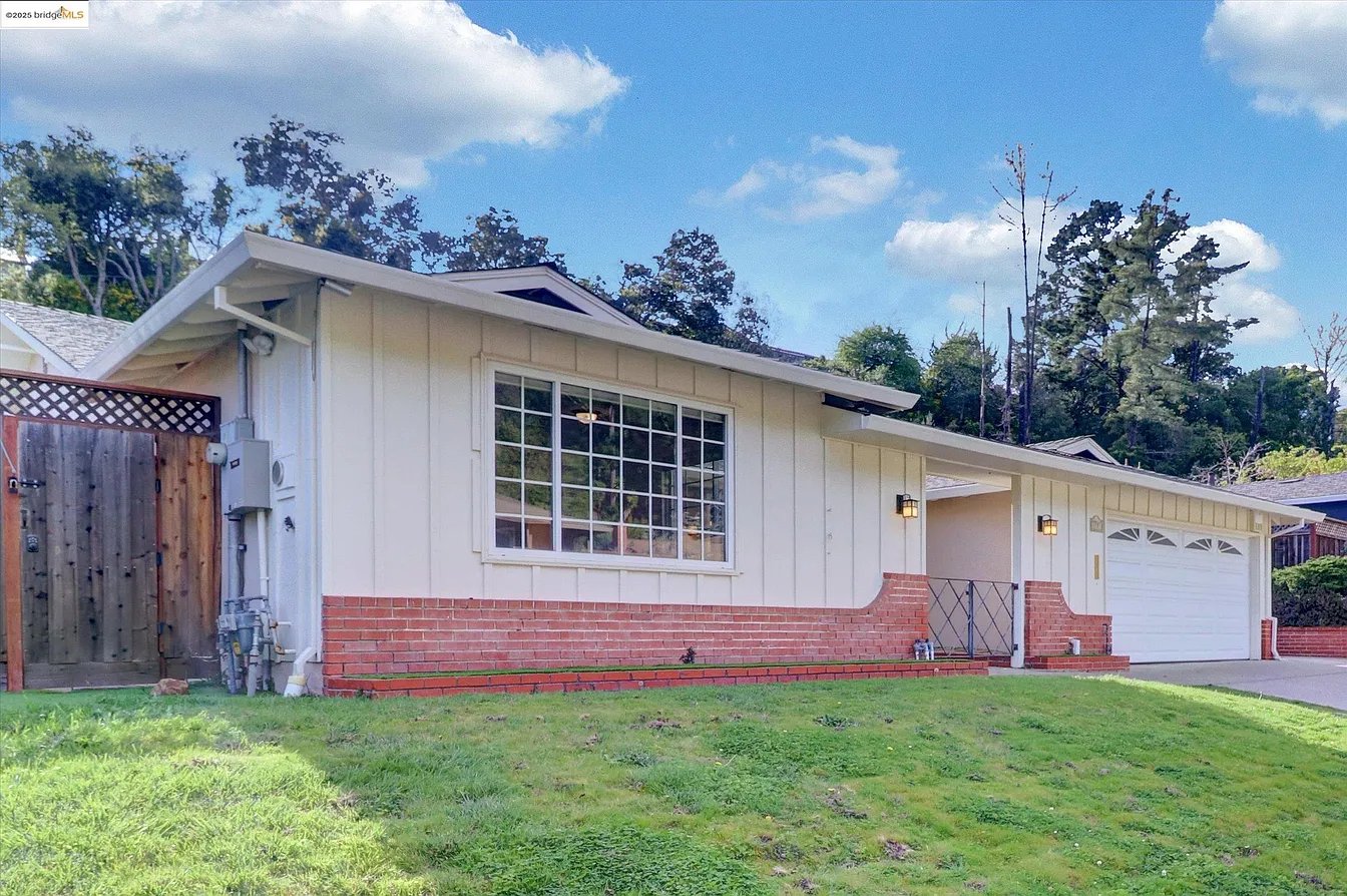 8153 Surrey Ln