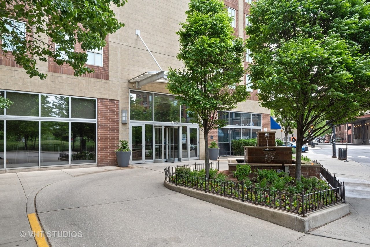 645 N Kingsbury ST 2403