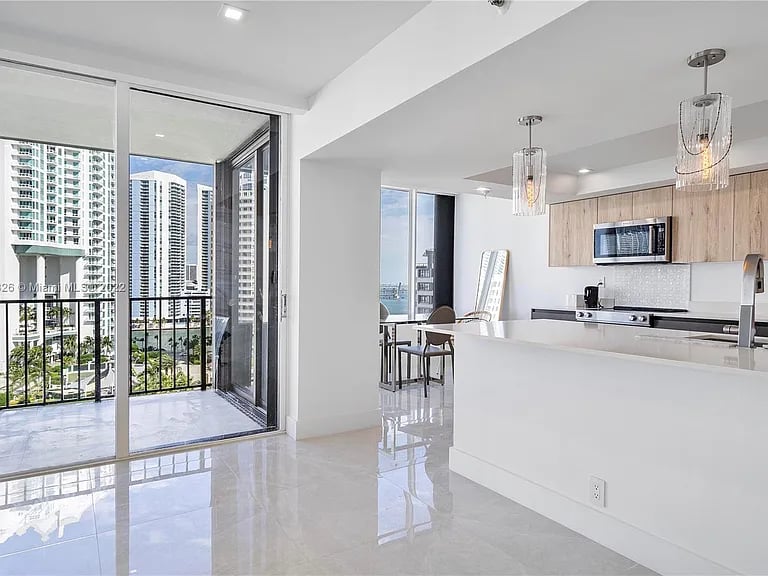520 Brickell Key Dr #A1521