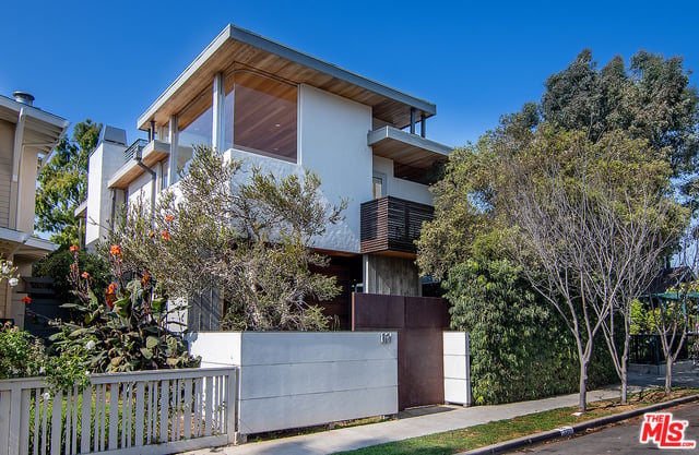 821 Superba Ave