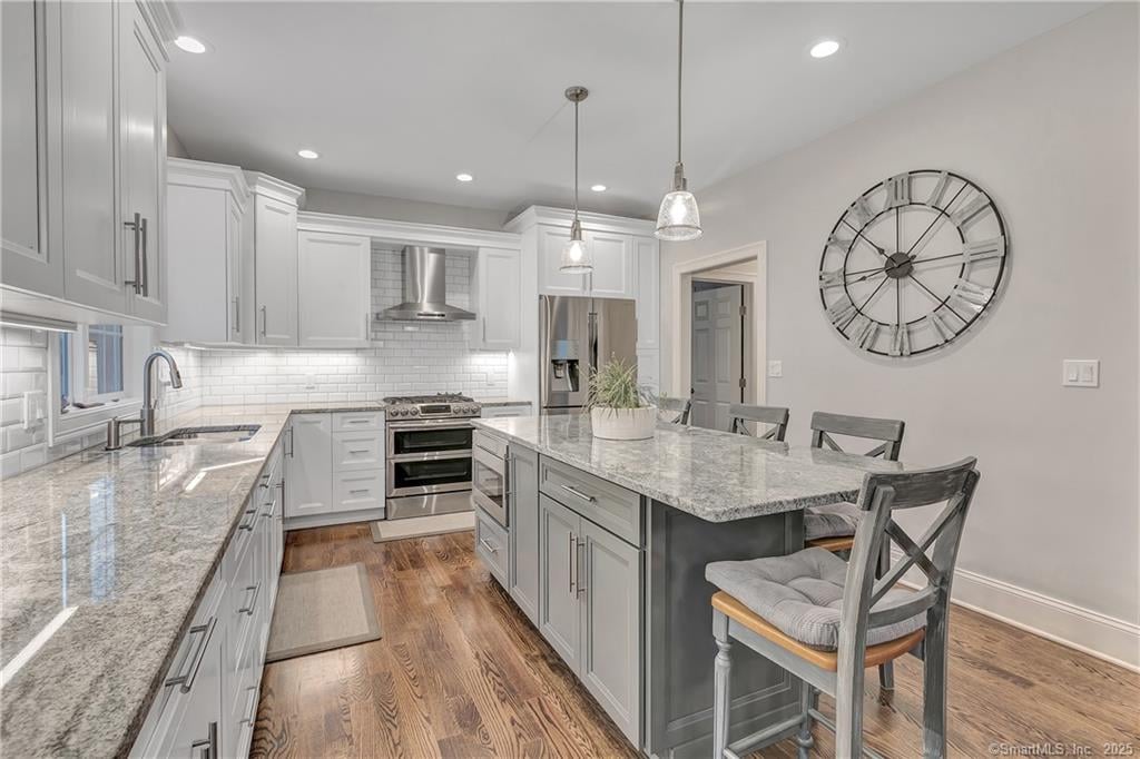 6 Moorefield Farms Rd, Trumbull