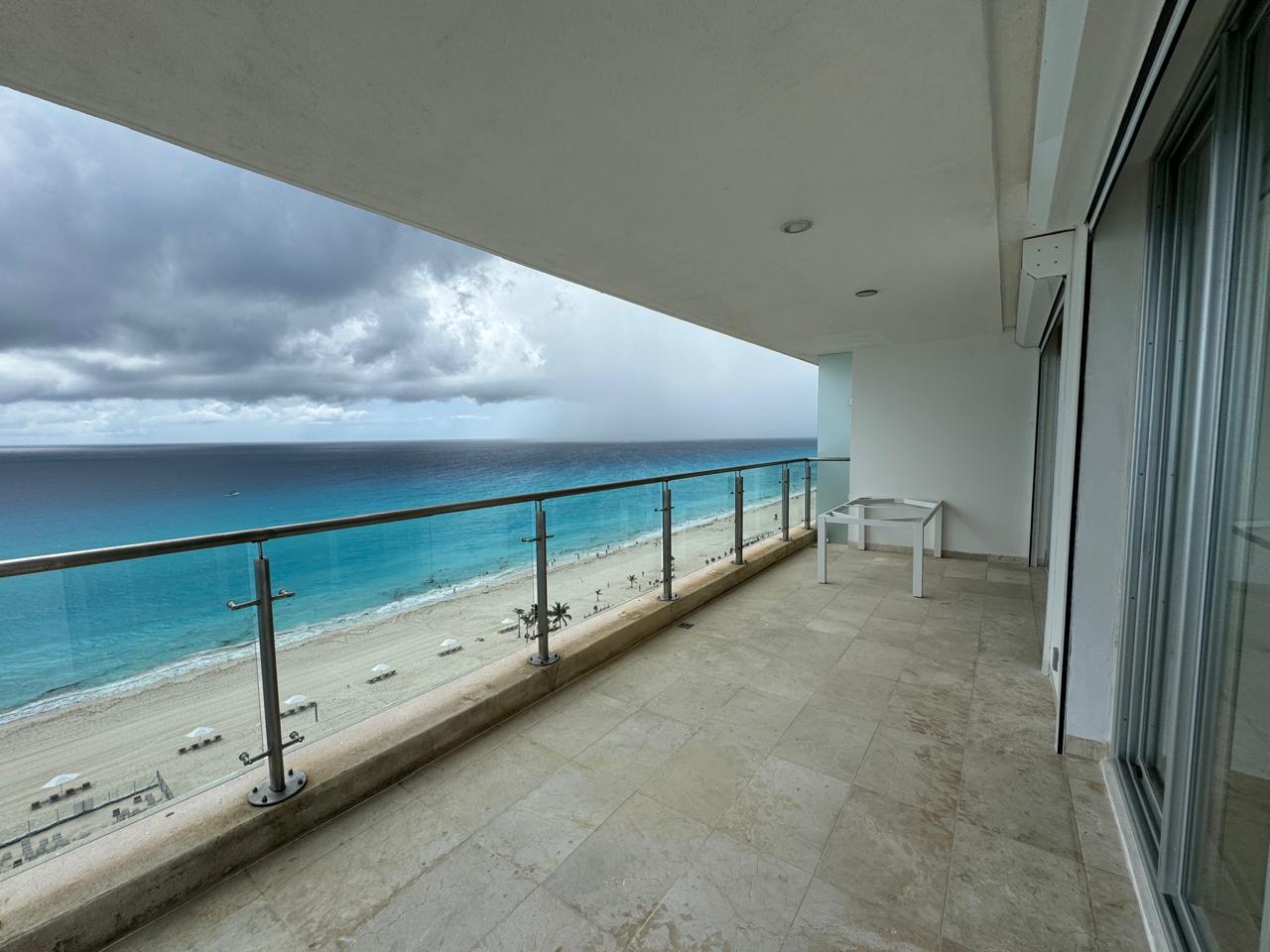 Live the Coastal Dream: Luxurious Oceanview Apartment in Cancun's Premier Hotel Zone!