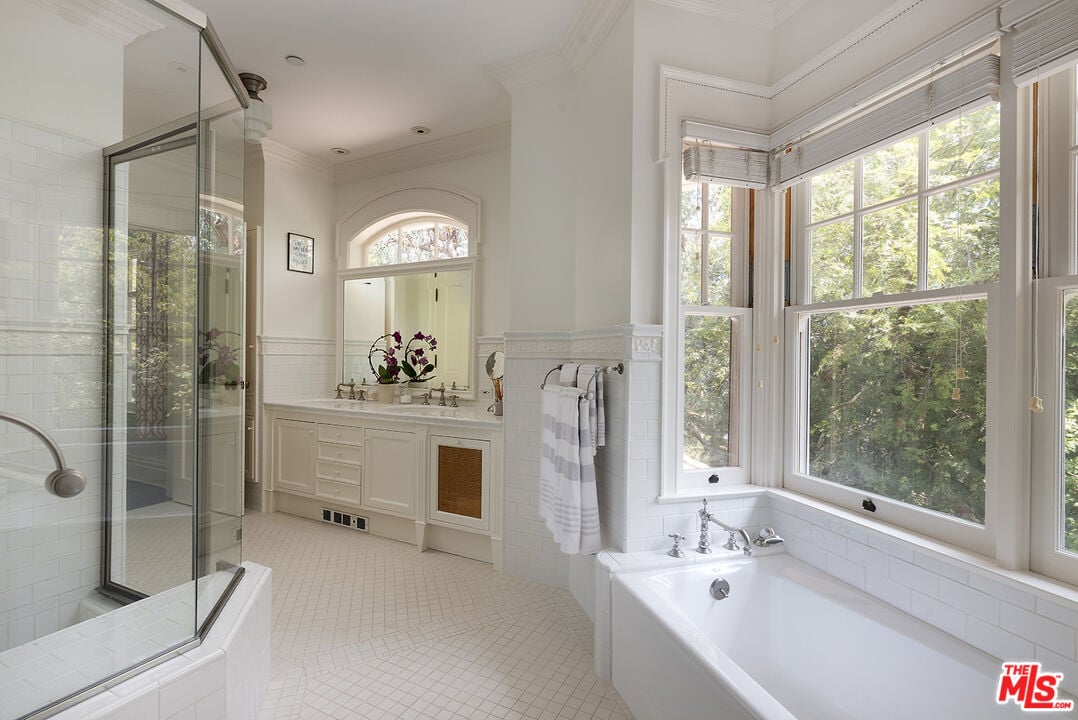 Mandeville Canyon Rd, 90049