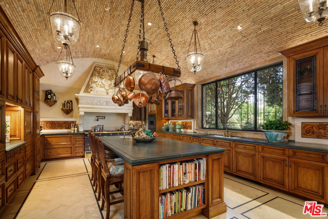 38 Beverly Park Cir