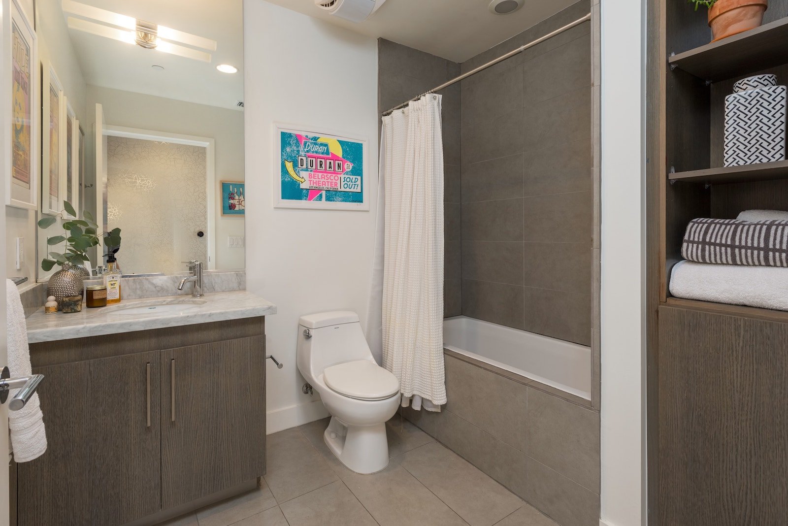 Modern 2 Bedroom/ 2 bath at the Metropol
