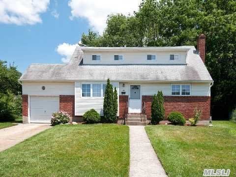 40 Locust Ln, Syosset