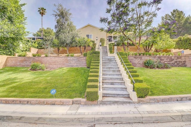 Three Bed Three Bath Home in Pinecrest Area of La Crescenta