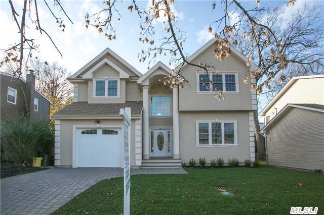82 Willets Dr, Syosset