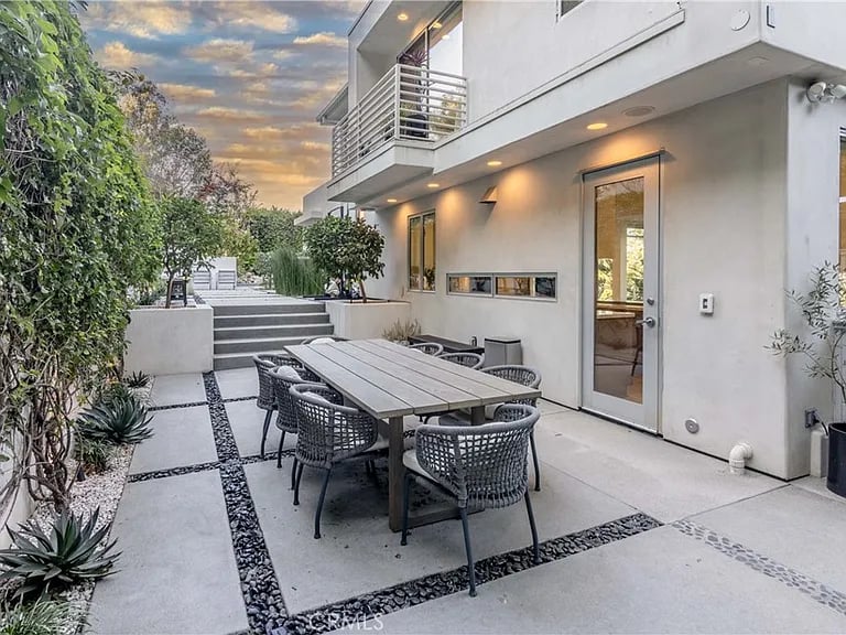 7350 Pacific View Dr