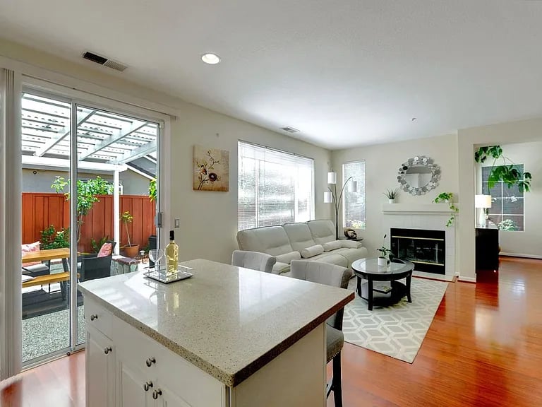 1900 Travertine Wy