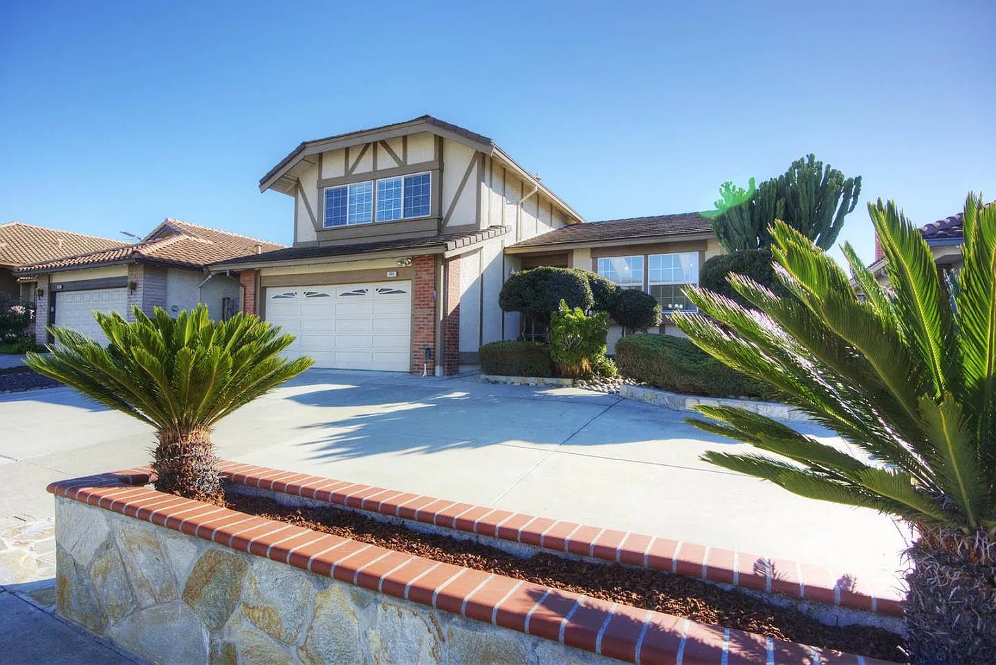 868 Las Lomas Dr