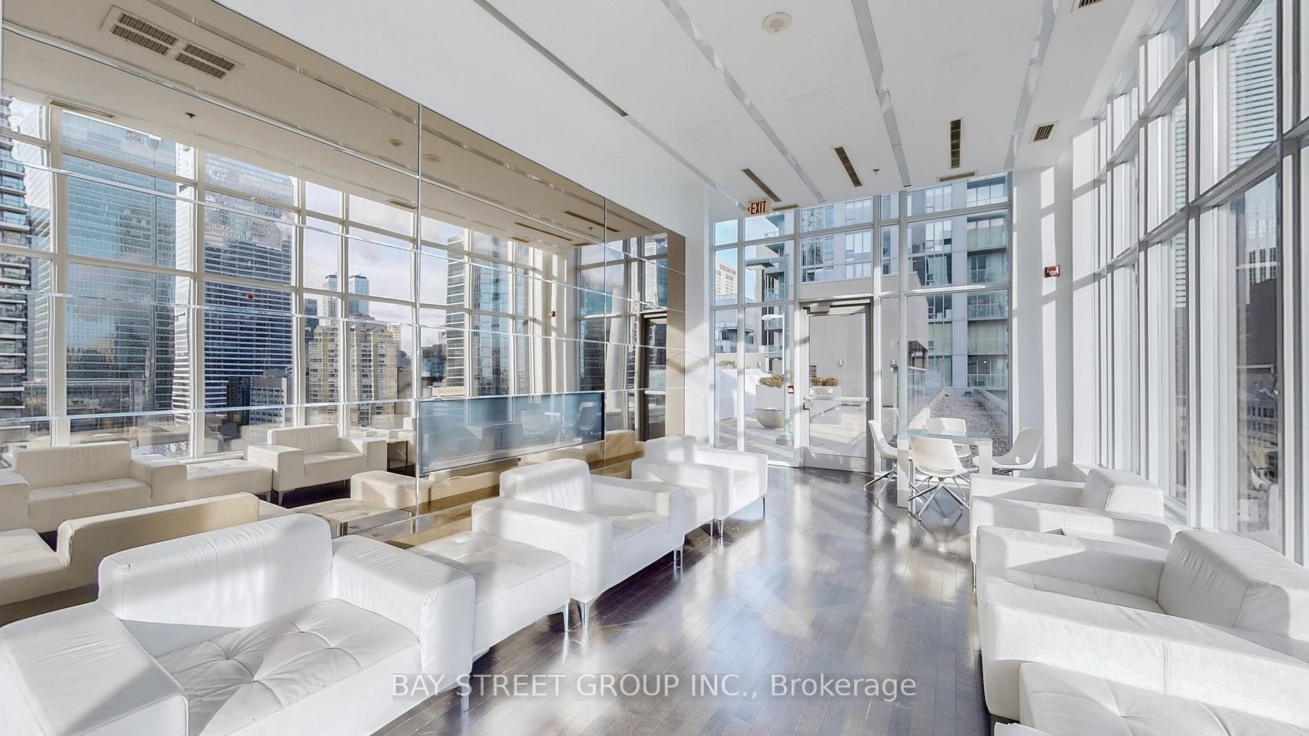 STUNNING SUNNY PENTHOUSE