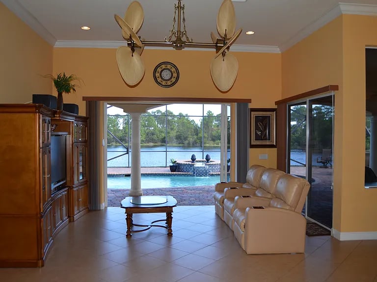 572 SW Squire Johns Ln