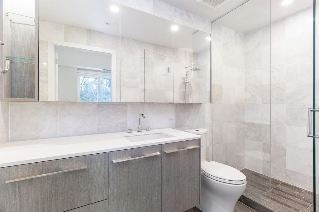 478 W 33rd Ave