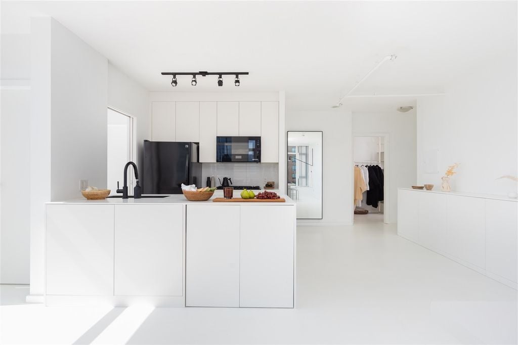 480 Robson St, #1405