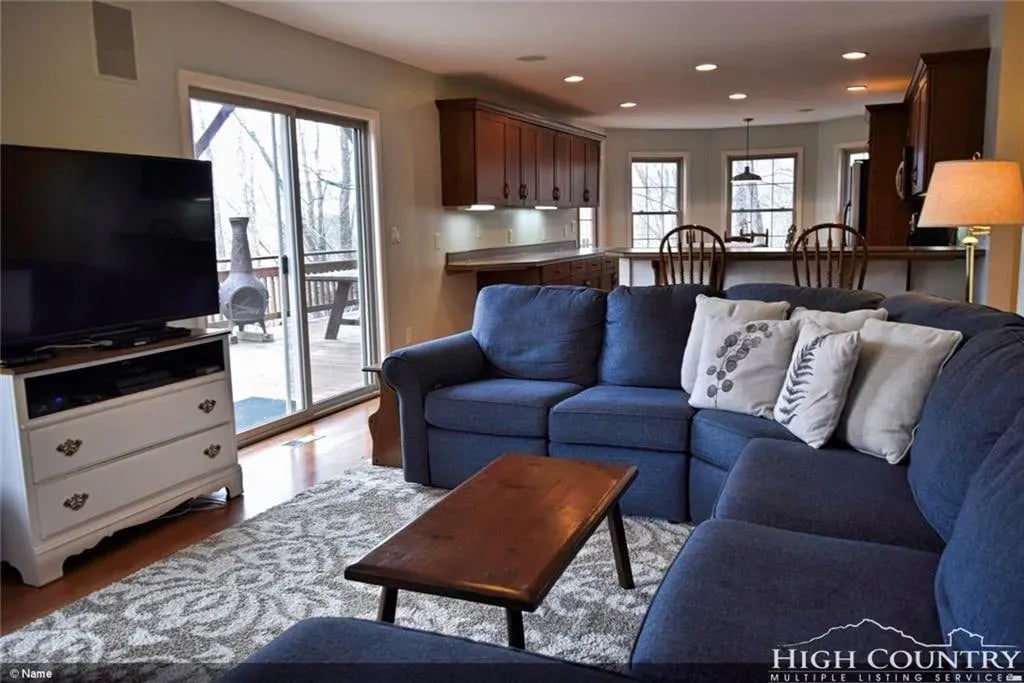 171 Rock Cliff Ln