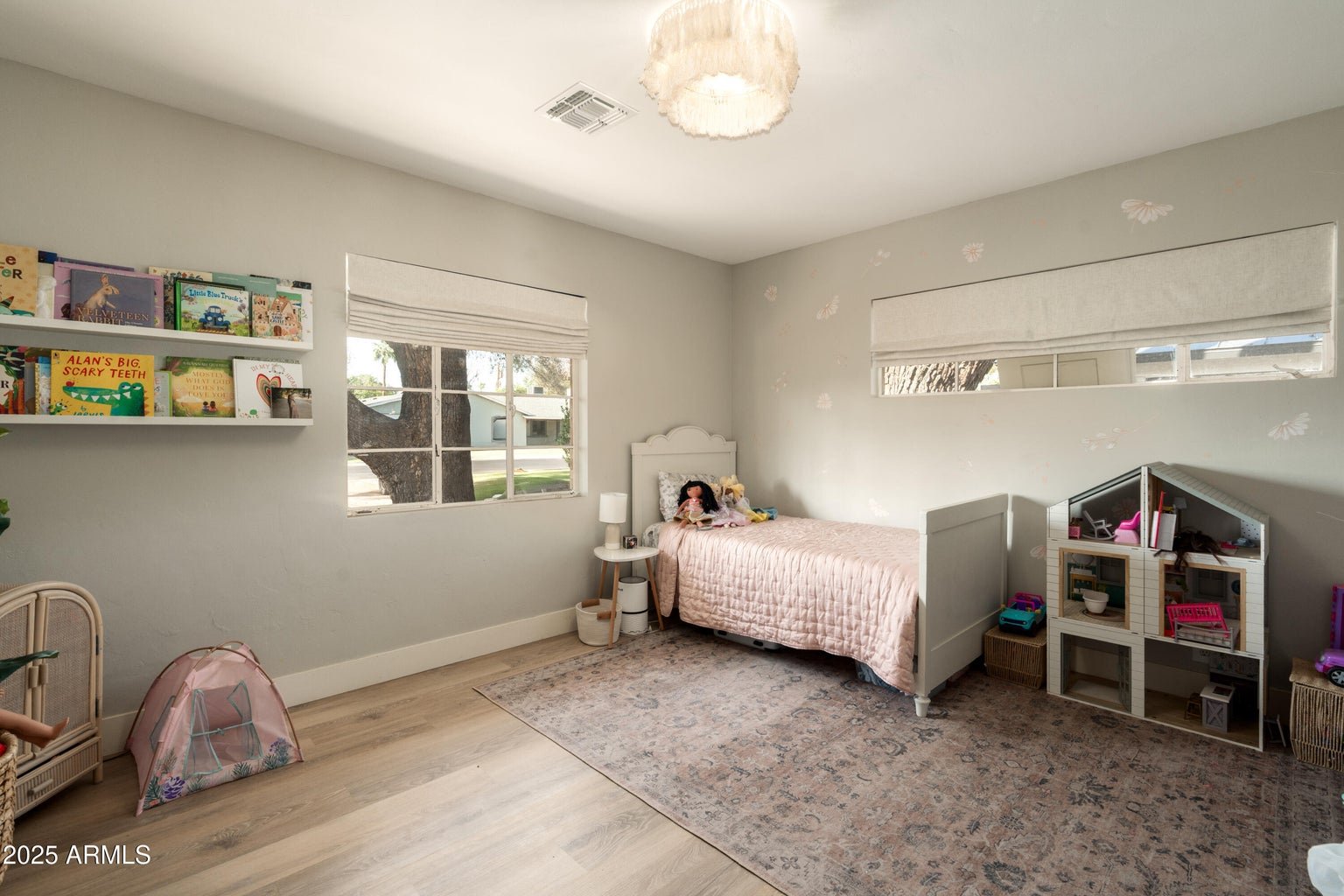 547 W Orangewood Ave