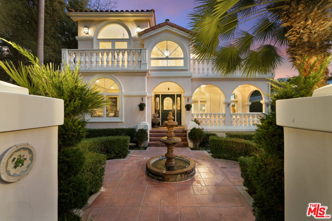 338 Entrada Dr