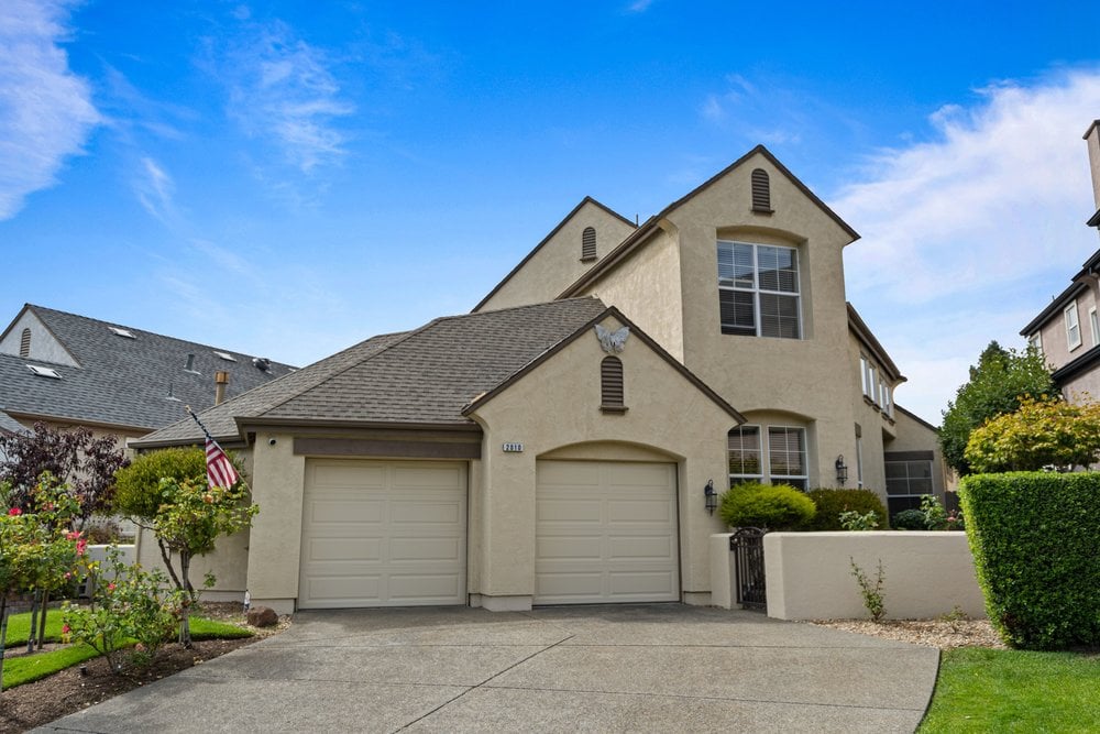 2010 Falcon Ridge Dr