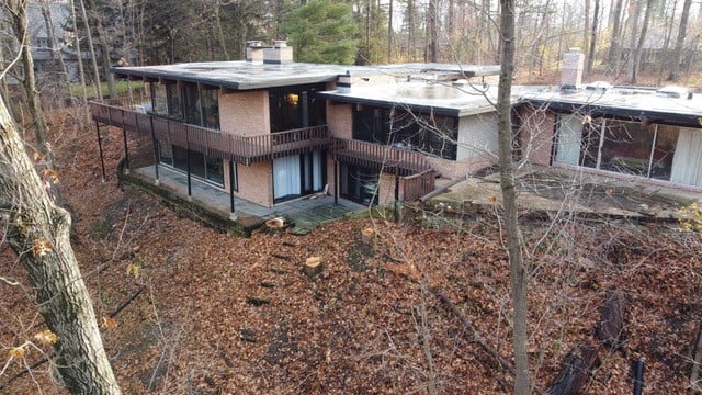 334 Circle Lane in Lake Forest