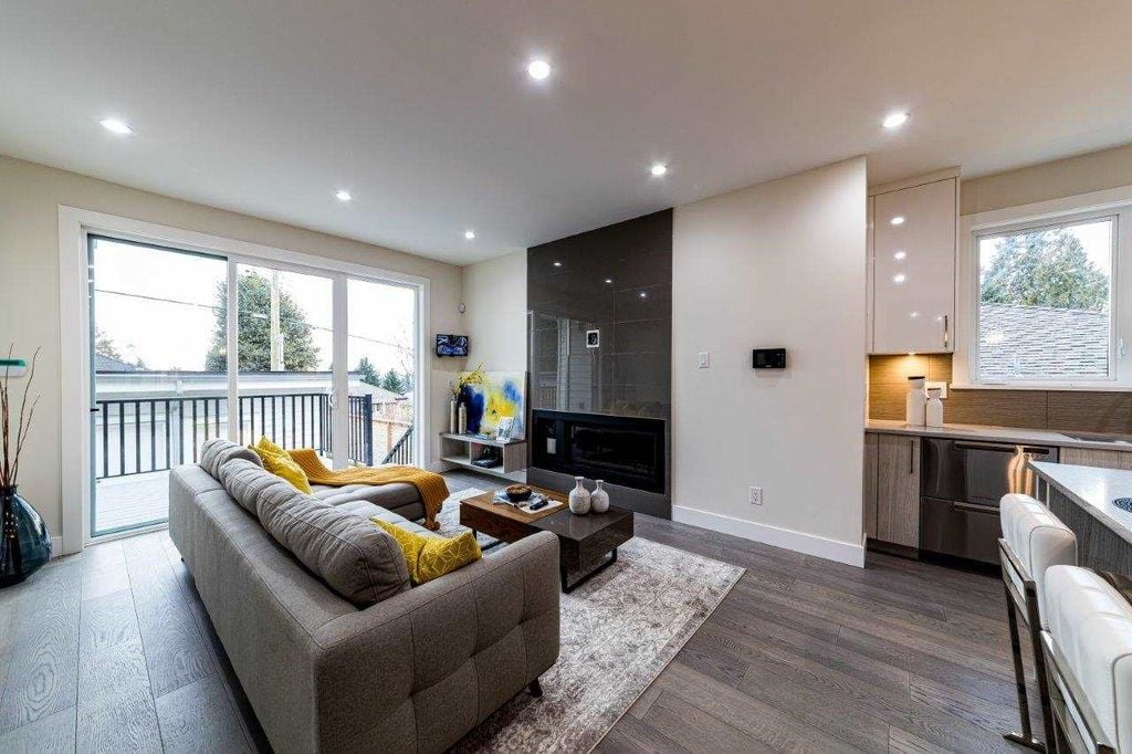 339 W 26th St