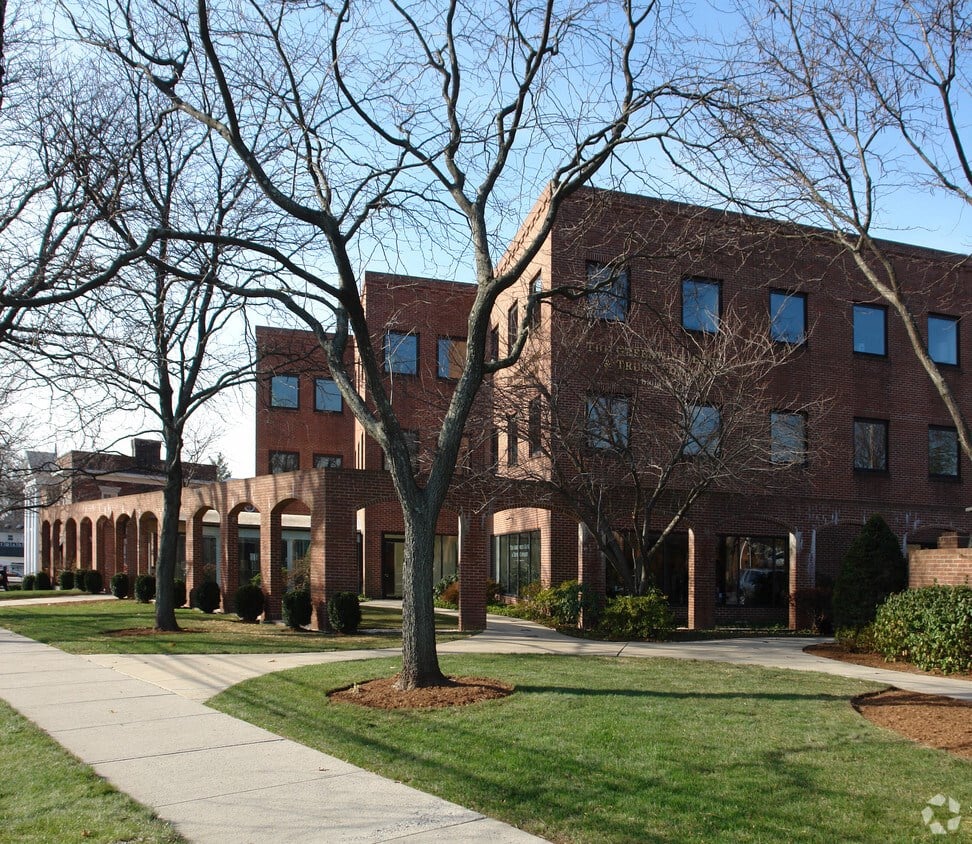 Pro Eyecare, 115 E Putnam Ave