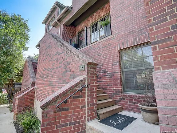 210 Arcadia Pl