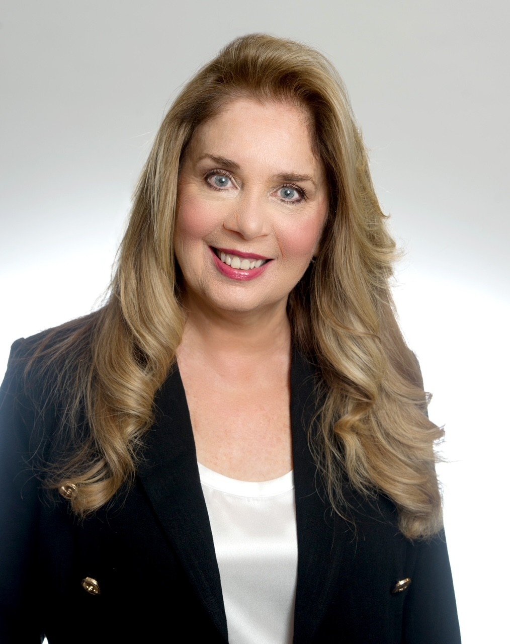 Susan DeCrosta Winchester, MA Real Estate Agent Headshot