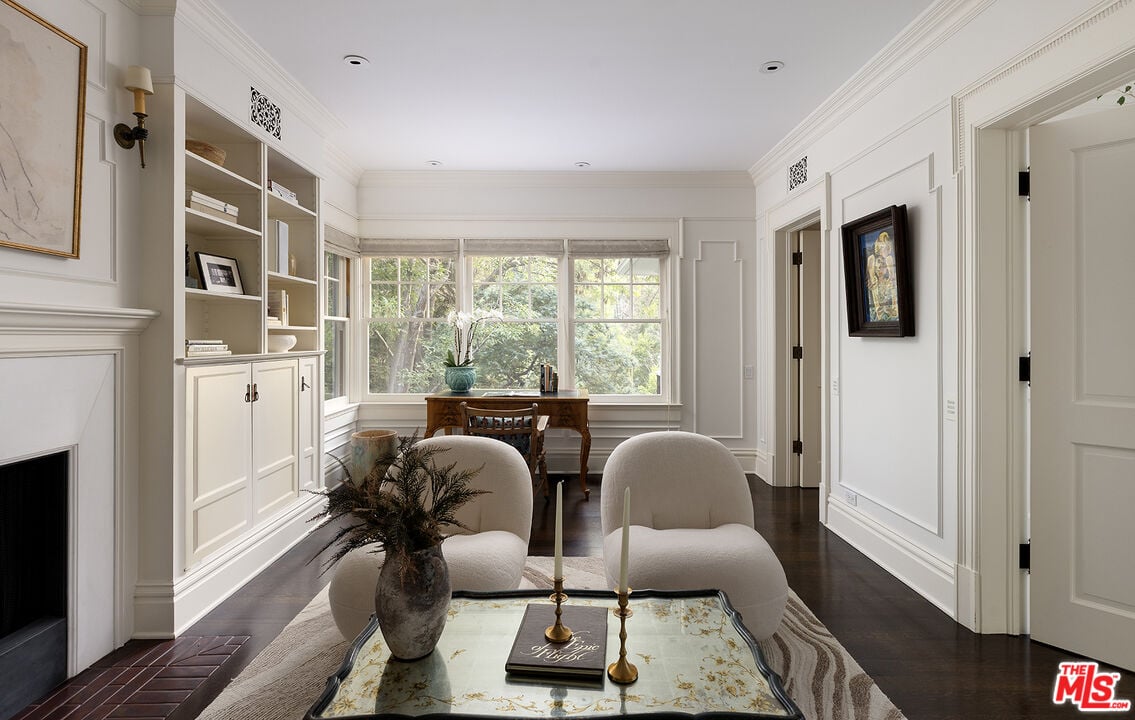 Mandeville Canyon Rd, 90049