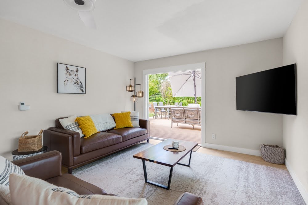 725 Lytton Station